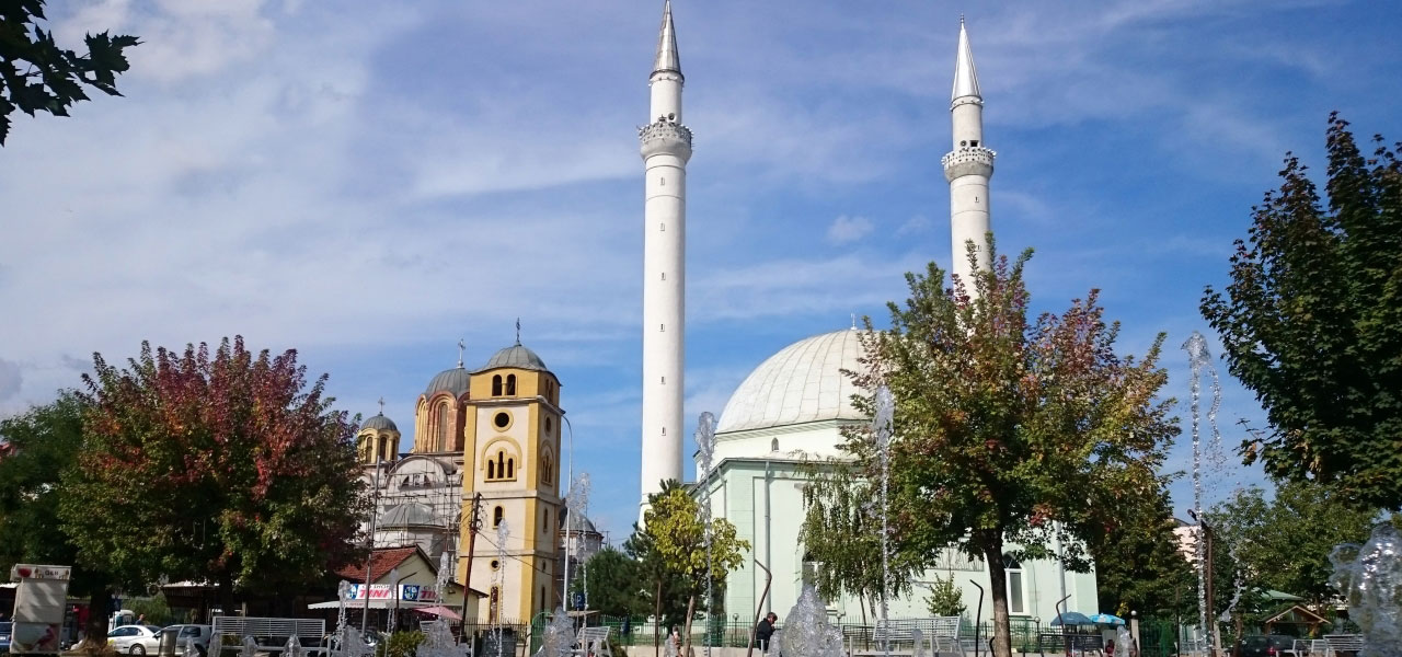 Ferizaj Moschee und Kirche im gleichen Hof